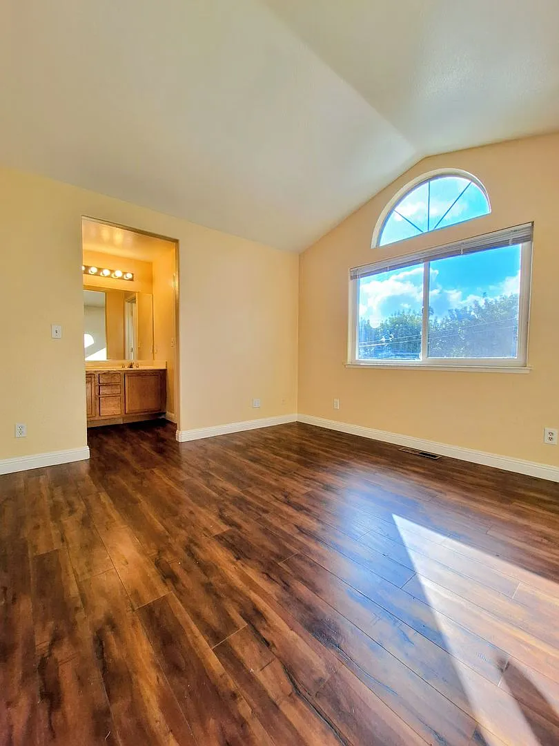 Beautiful Tri-level 4bd House w/Attached Garage & Low Maintenance Yards — Photo 4