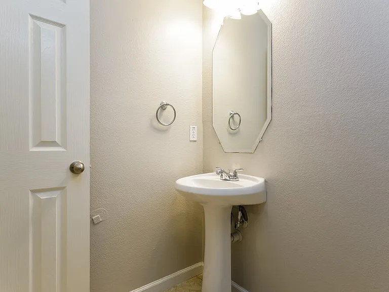 1326 Burleson St — Photo 16
