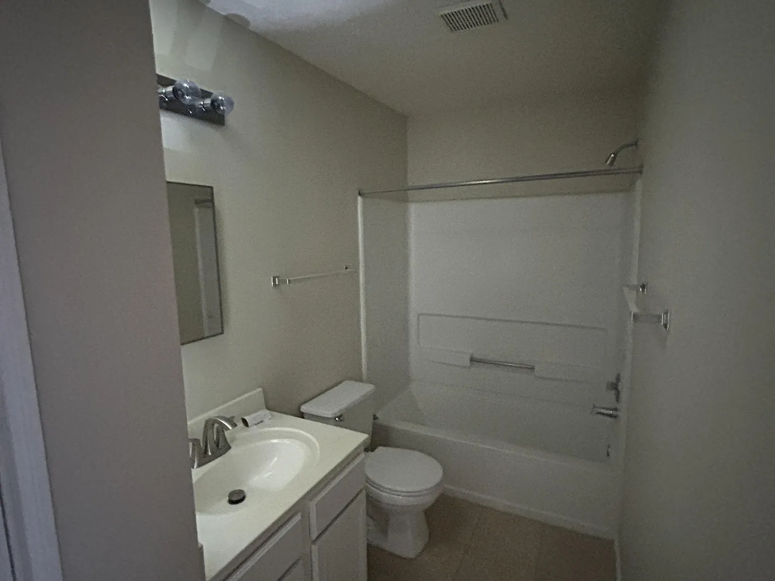 4 bed, 4.0 bath, 2500 sqft, $763 — Photo 3