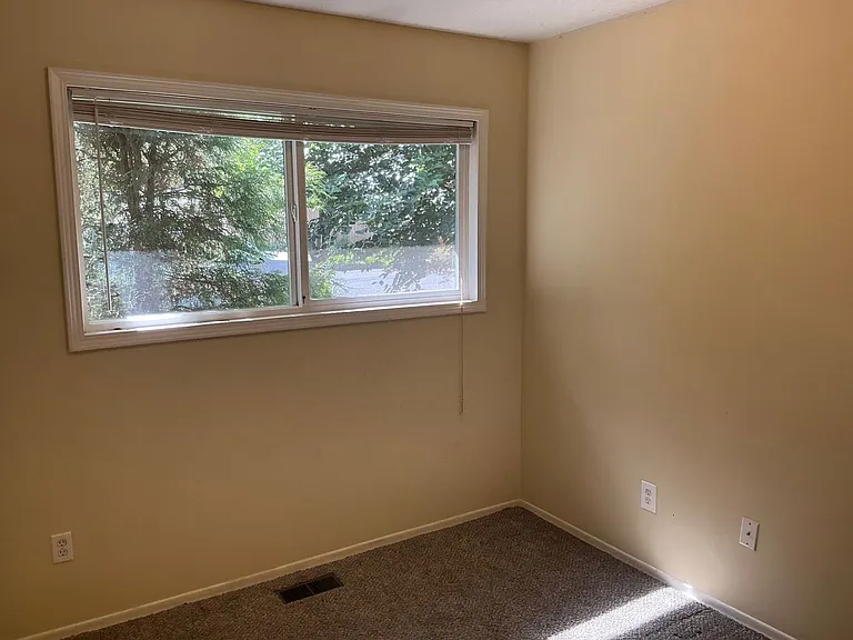 210 NE 165th Ave — Photo 5