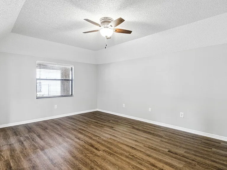 411 S Willow Ave — Photo 16