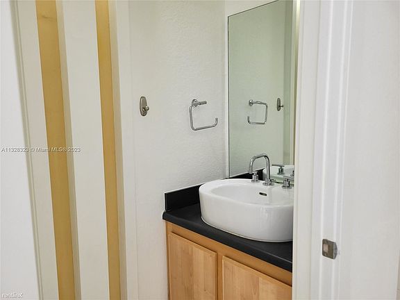 5th image of 2056 NE 167th St APT 3-121