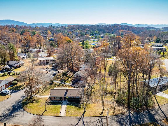 3rd image of 102 Wayfair Dr