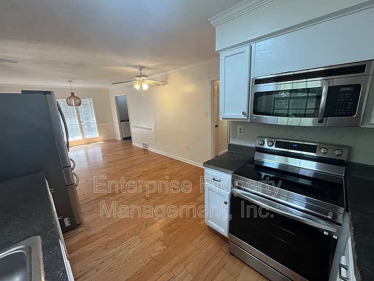 9161 Gainsborough Dr — Photo 10
