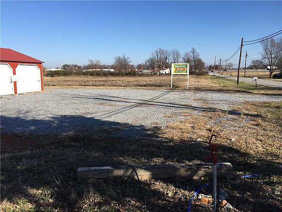 3rd image of 16800 Stubbs Ct