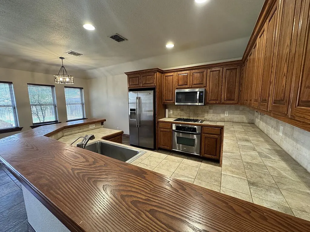3 bed, 2.0 bath, 1923 sqft, $2,900 — Photo 3
