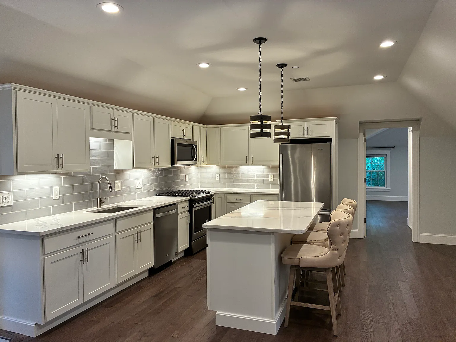 2 bed, 2.5 bath, 1252 sqft, $3,300 — Photo 2