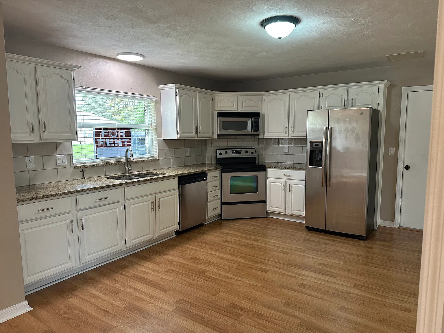 3 bed, 1382 sqft, $1,850 — Photo 2