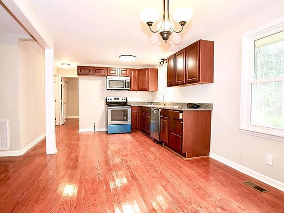 3rd image of 1617 Meadow Ln