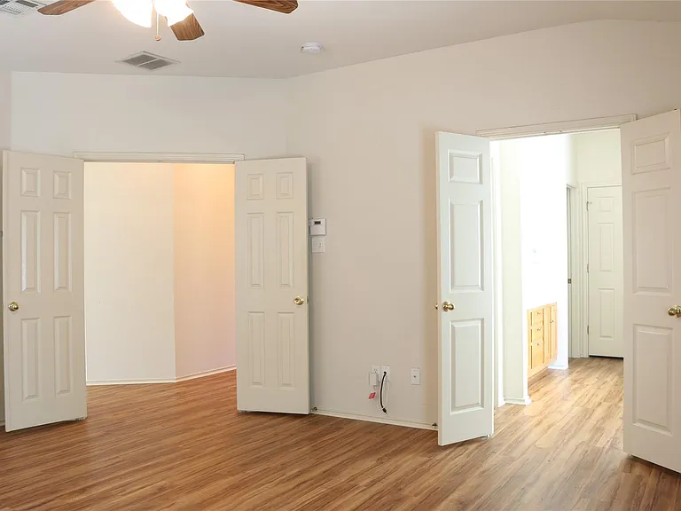 1811 W Pflugerville Pkwy — Photo 14