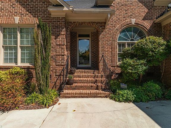 3rd image of 2704 Currieton Ct