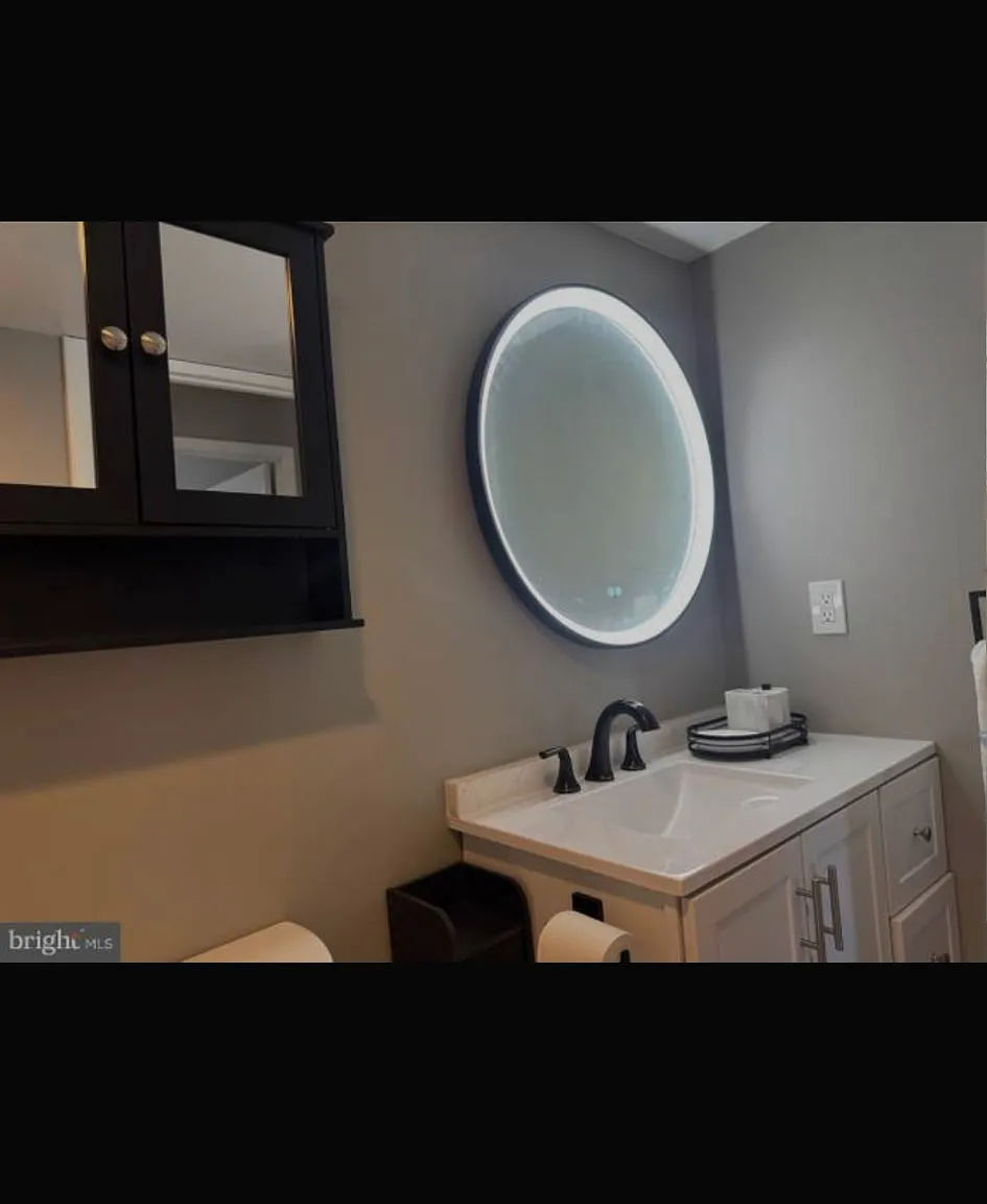 2 bed, 1054 sqft, $2,200 — Photo 2