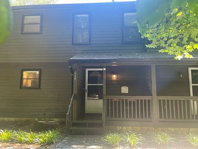 637 Riverside Dr E