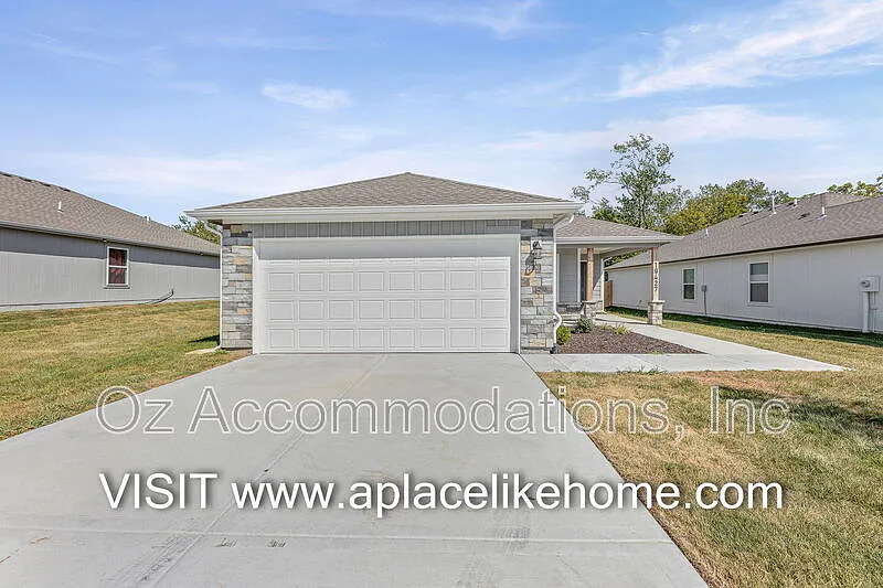 3 bed, 2.0 bath, 1260 sqft, $2,395 — Photo 2