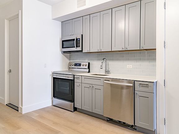 3rd image of 4632 Vernon Blvd APT 4B