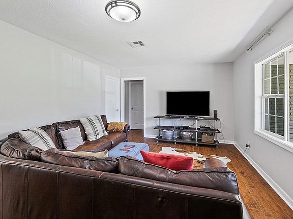 4th image of 733 Jefferson Dr