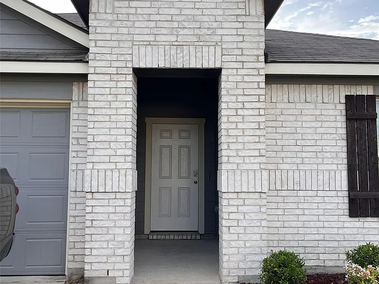 312 Comal Dr — Photo 4