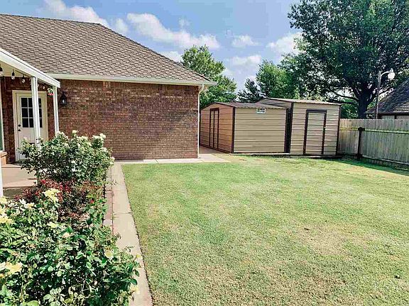 5th image of 3641 Edgewater Dr