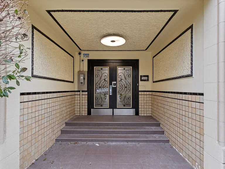 1009 W 10th Ave — Photo 1