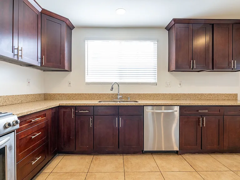 2540 Hudspeth St — Photo 7