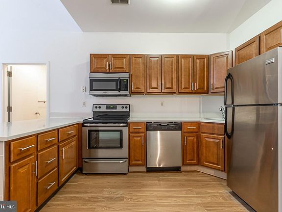 3rd image of 109 W Wildey St Unit 106
