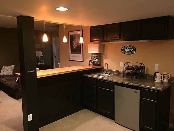 Rec room with wet bar