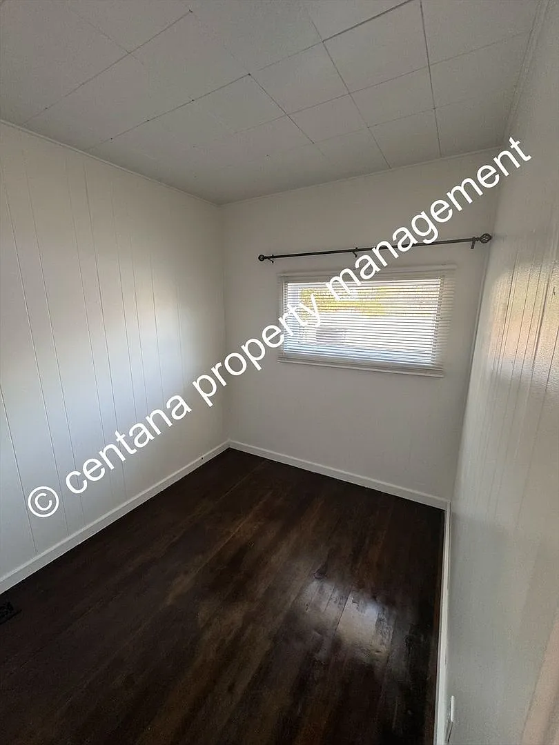 Remodeled 2 bedroom house with yard and private deck. — Photo 3