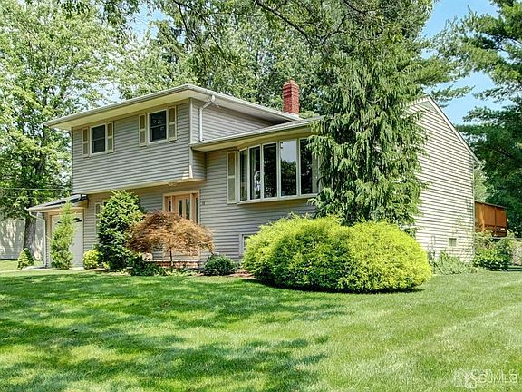 4th image of 38 Inwood Dr