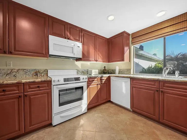 93 Marbella Dr — Photo 8