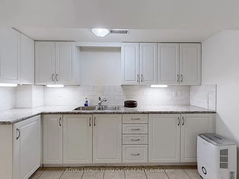 246 Elizabeth St — Photo 5