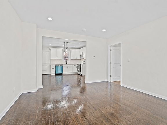 4th image of 15221 Dearborn St