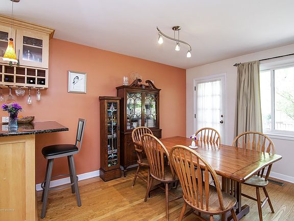 5th image of 806 Meadowlark Ln