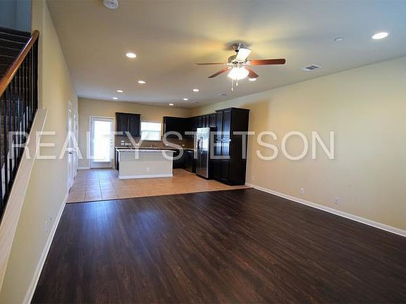 5th image of 1010 Lost Pines Ln