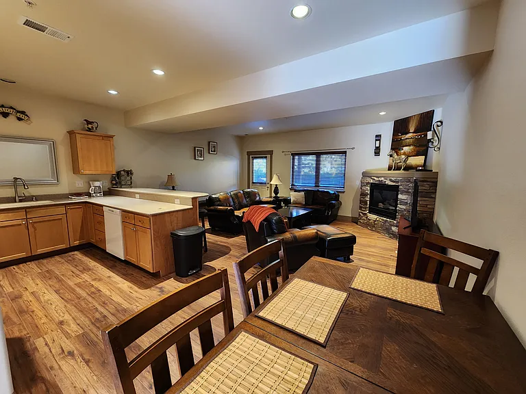 528 Silverleaf Dr — Photo 8