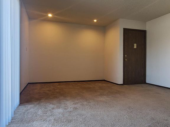 2nd image of 941 Emmons St #6