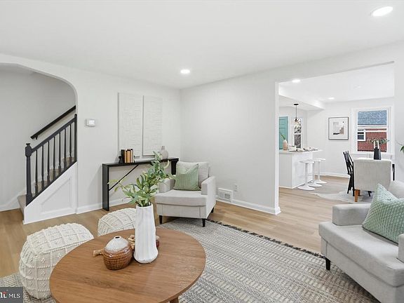 4th image of 2045 Woodbourne Ave