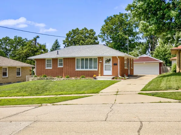 7405 Palm Dr, Urbandale, IA 50322