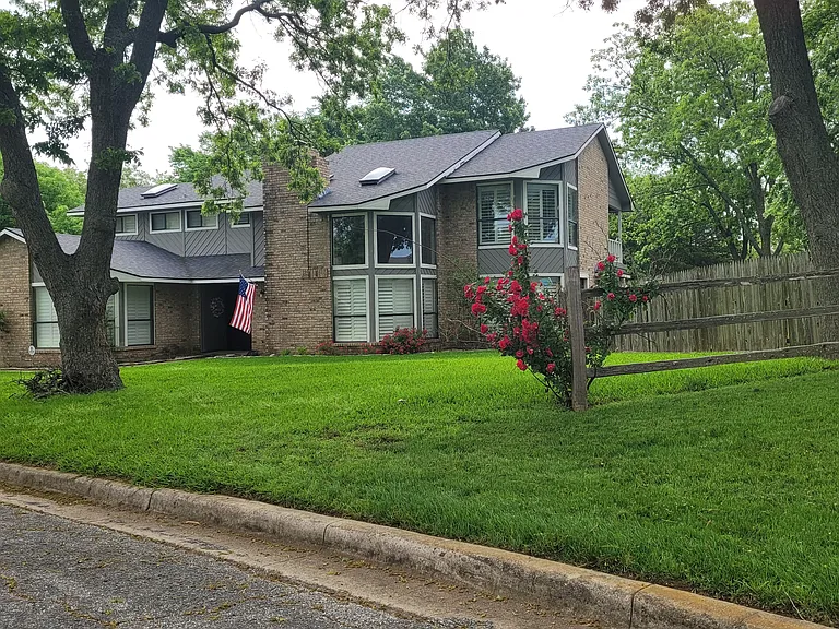 Middlefield Dr — Photo 3