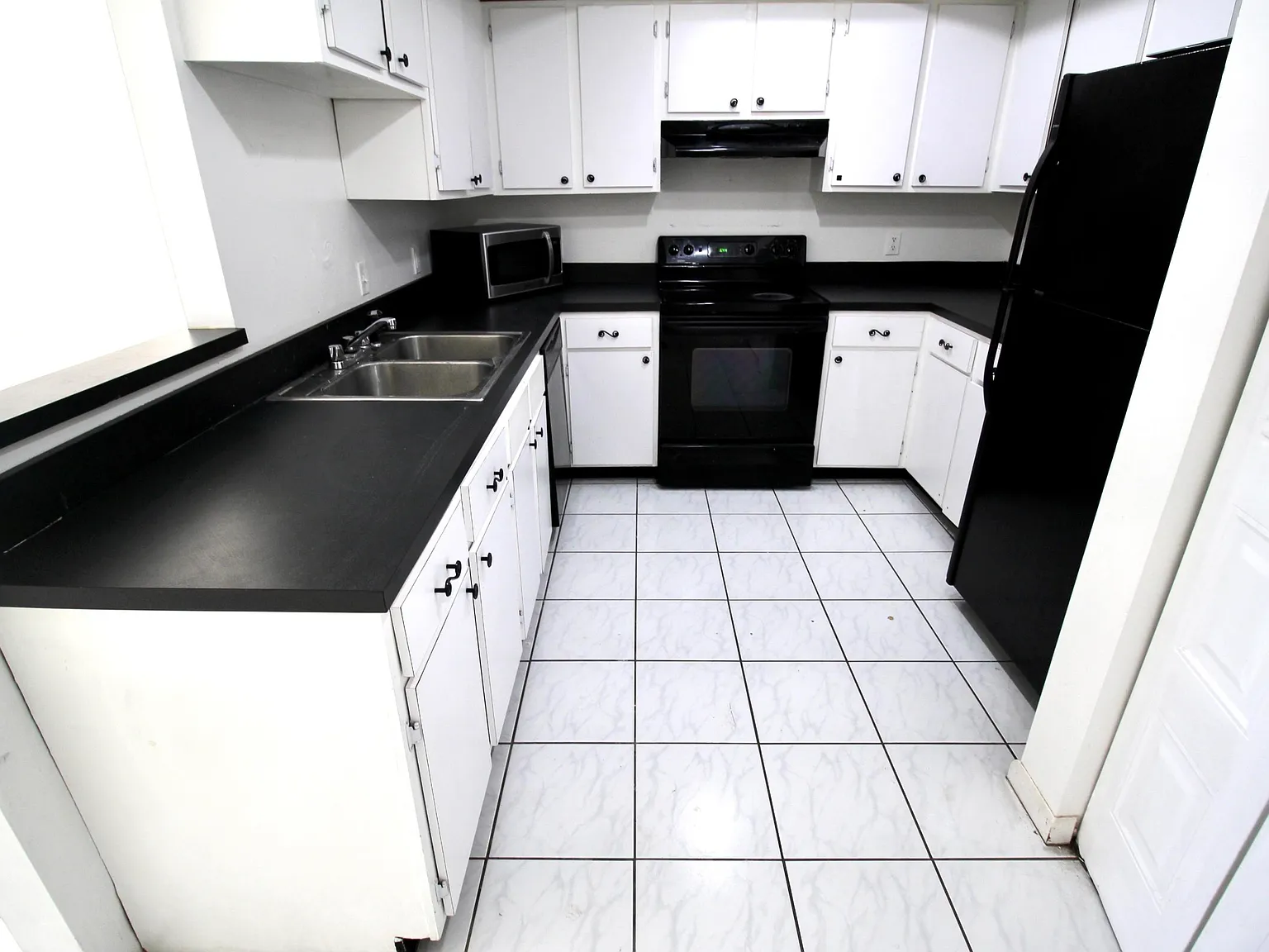 2 bed, 2.0 bath, 1173 sqft, $2,390 — Photo 2