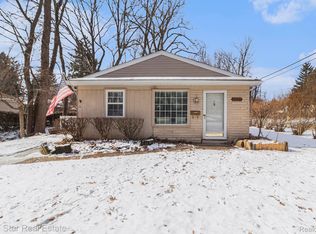 23277 Hawthorne St, Farmington, MI 48336
