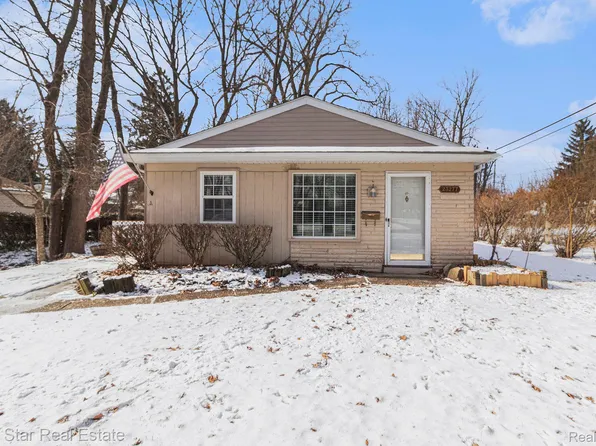 23277 Hawthorne St, Farmington, MI 48336