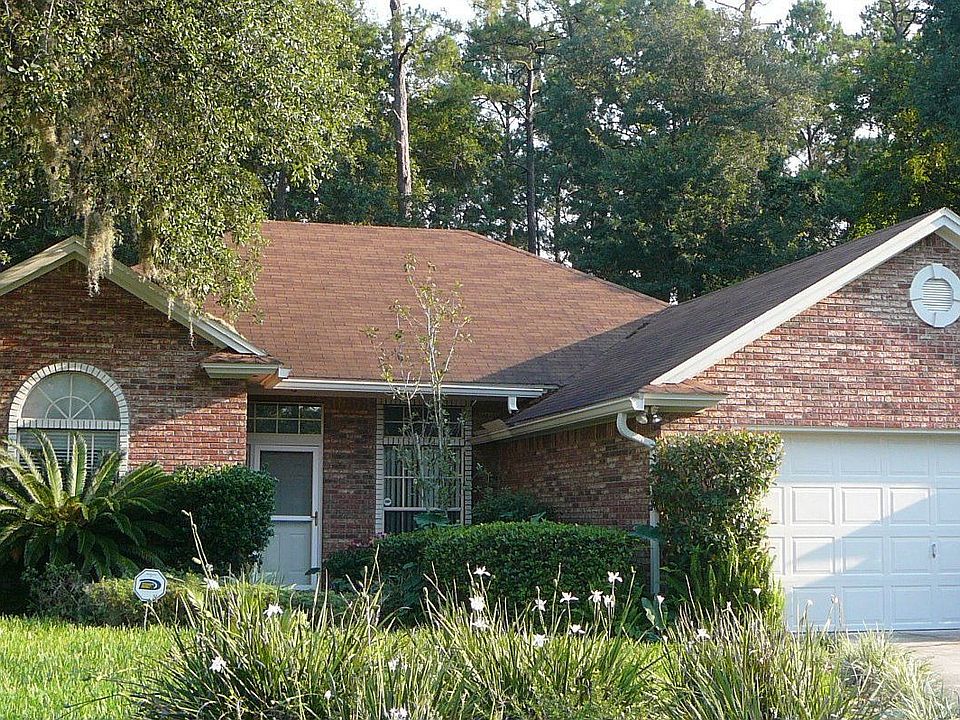 LIFESTYLE-Brick home in private, tranquil setting