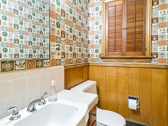 5th image of 10422 Vinemont St