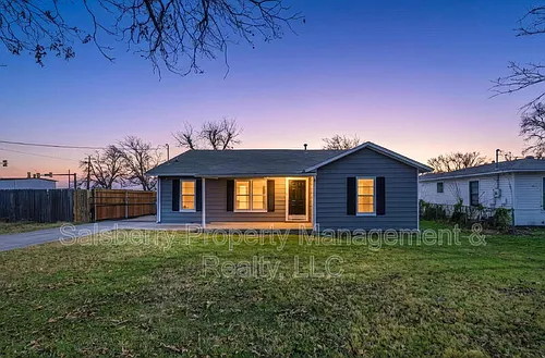 418 Russell St Photo 1