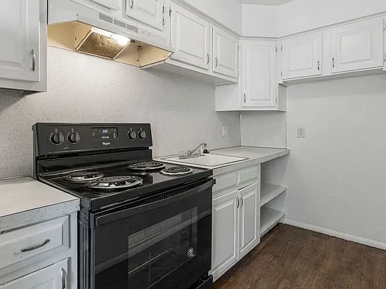 33rd W Ave Apartments (A) — Photo 2
