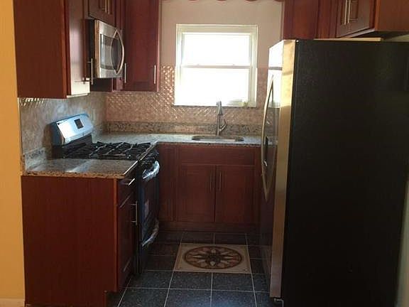 4th image of 945 E 215th St