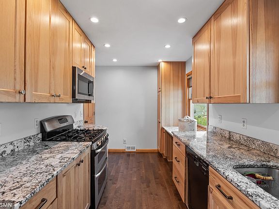 4th image of 609 Nevada Ave E