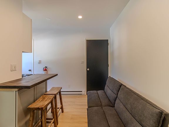 2nd image of 923 Ringwood Ave #2