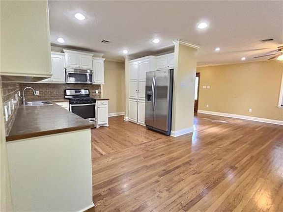 4th image of 2615 Aster St