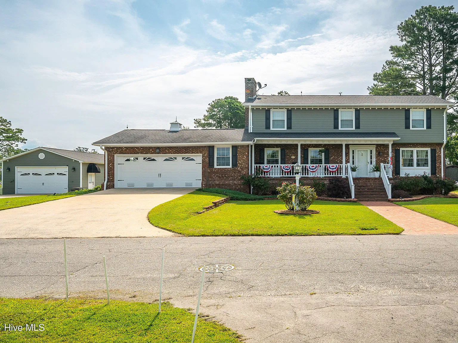 4 bed, 2.5 bath, 2600 sqft, $2,500 — Photo 1